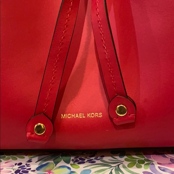 SOLD Michael Kors Blakely Bucket Bag HOT PINK - Picture 2 of 15